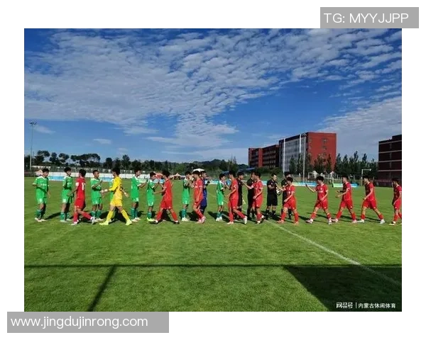 深圳队足球球星风采：从绿茵场到赛后荣耀，见证足球梦想的成长与蜕变